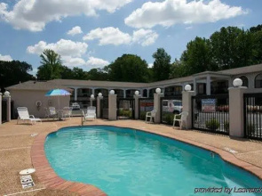 Econo Lodge Inn & Suites