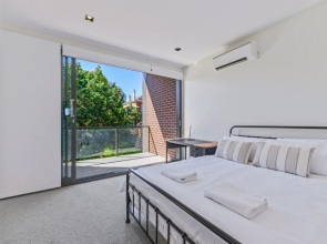 HomeHotel High-End 3 Bedroom Terrace with Parking