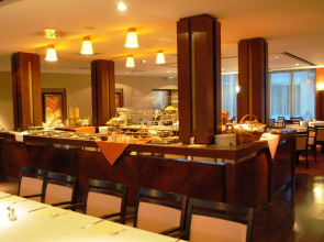 Hotel Golden Lake Resort