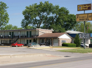 Budget Host Village Inn