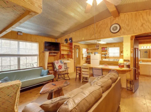 Cozy Riverfront Cabin ~ 2 Mi to Main Street Hardy