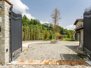 JOIVY Superb Villa For 7 W/Backyard And Bbq Area In Vaccarezza