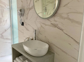 Gatto Bianco Le Mura