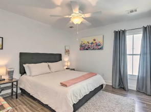 Updated Savannah Apartment - Walk to Forsyth Park!