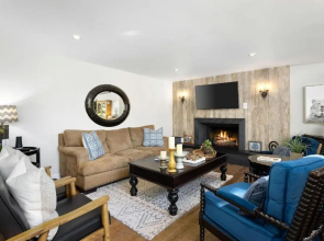 Snowflower Cabin Modern Luxe, 2 Level, 1500 sqft, AC, View, Dogs, Walk to Village