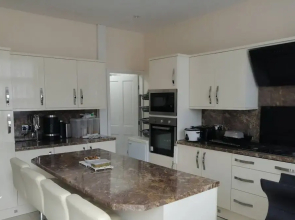 Room-charming Bradford Room to Rent With