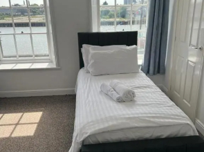 Spacious One Bedroom Flat with River View, 1e
