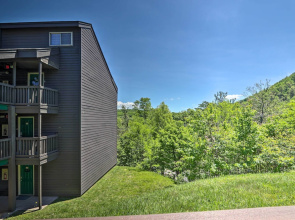 Condo w/ Pool & Grill Access ~ 4 Mi to Gatlinburg!