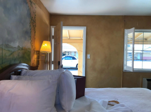 Chardonnay Lodge
