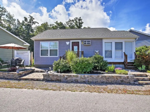 Wells Beach Cottage w/ Pool Access ~ 1 Mi to Coast