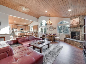Near Downhill Ski Resort! Hot Tub Haven in Truckee