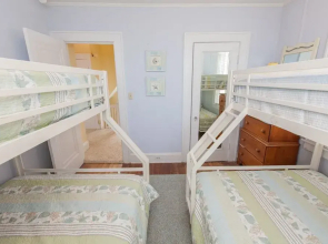 Shoreline Cottage 4 Bedrooms 2 Bathrooms Cottage