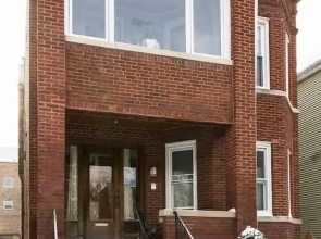 Spacious Split-level Apartment - Great for Groups
