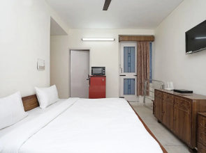 OYO 13269 Home Cozy 1RK Near Library Chowk