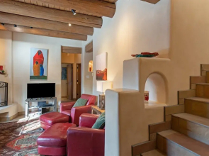 Art Haven - Stylish Southwestern Comfort, Walk to The Plaza