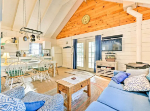 Private Lake Access & Canoes: Pennsylvania Cottage