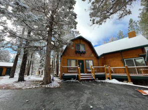 The Hideaway - Enchanting Custom Log-style Home Nestled High In The Pines! Great Room Features! 2 Bedroom Cabin