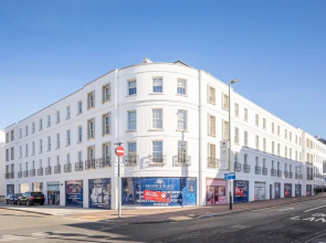 Elliot Oliver - Luxury 3 Bedroom Town Centre Apartment With Parking