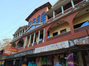 Iroomz Savitri Guest House