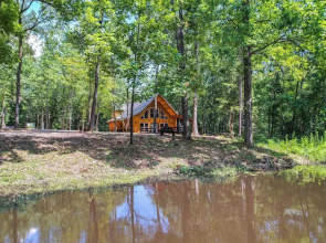 Upscale Broken Bow Cabin: Hot Tub & Fishing Pond!