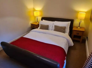 Coats Apartments, Paisley near Glasgow Airport, Paisley Gilmour Street Station, UWS, Royal Alexandria Hospital & Paisley Town Centre
