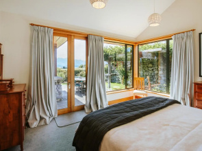 Bullock Creek Chalet - Sleeps 8 - Lake & Mountain Views - Private & Secluded