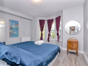 3 Bedroom Leslieville Flat With Roof Terrace