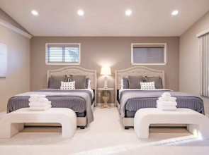 Marbella Lane - Charming 4BR Bungalo for Relaxing Retreat