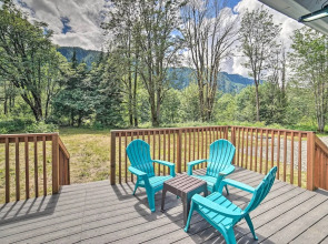 Modern Gold Bar Vacation Rental w/ Mountain View