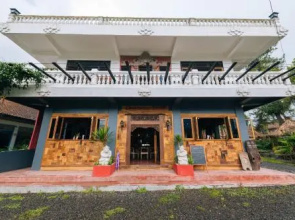 Chakra Backpacker Hostel & Vegetarian Bistro