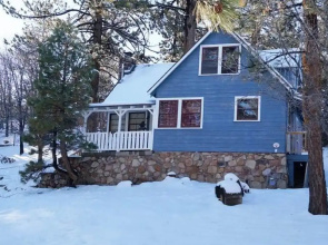 Sweet Blue Spruce - Perfect Vintage Style two Bedroom! Roomy, Rustic and Cozy Little Cabin! 2 Home