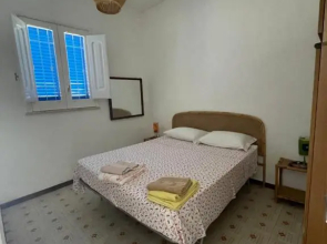 Lovely 2 bedroom rental unit,patio and close beach