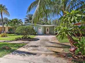 Vibrant Stuart Getaway w/ Private Hot Tub!