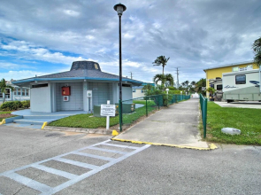 Cozy Jensen Beach Home: Pool Access, Walk to Beach