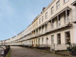 Luxury 2 bedroom Clifton flat with free parking