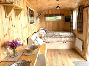 Woodhead Shepherds Hut - Sleeps 2 - Mailer Farm