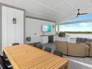 Sea Dweller by Avantstay Rooftop Spa + Gulf View Golf Cart, Pool
