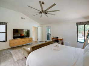 Bakersfield Oasis: Private Pool, Hot Tub & Patio!