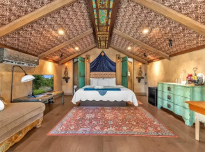 Tranquil Retreat W/hot-tub 10-mins to Downtown!