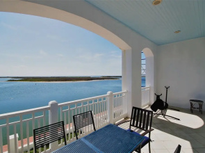 Avalon - Townhouse At The Shores 4 Bedroom Home by RedAwning