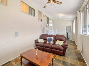 Walk to Everything In Huskisson Central Location and Sleeps 10