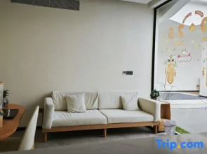 Qianxun Homestay (Riyue Bay)