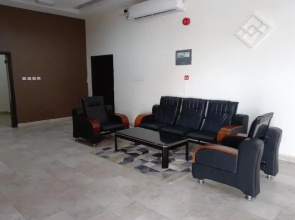 Super Oyo 147 Babylon Furnished Apartment
