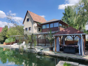 Romantic Lakeside Retreat - Nature, Sport, Near Bp
