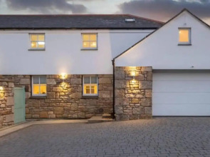 Remarkable Large 1-bed Apartment Nr Penzance