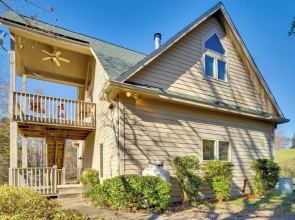 Peaceful Lake Lure Cabin w/ Fireplace!