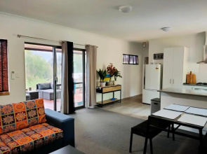Warren Retreat - cozy and tranquil 2 brm home