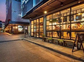 Siam Subway Hostel and Café