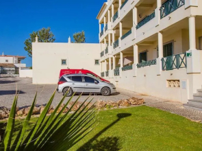 Central Albufeira 2-B Apt, Sleeps 6, Pool, Parking