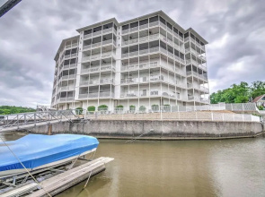 5th-floor Lakefront Condo: Elevator + Pool Access!